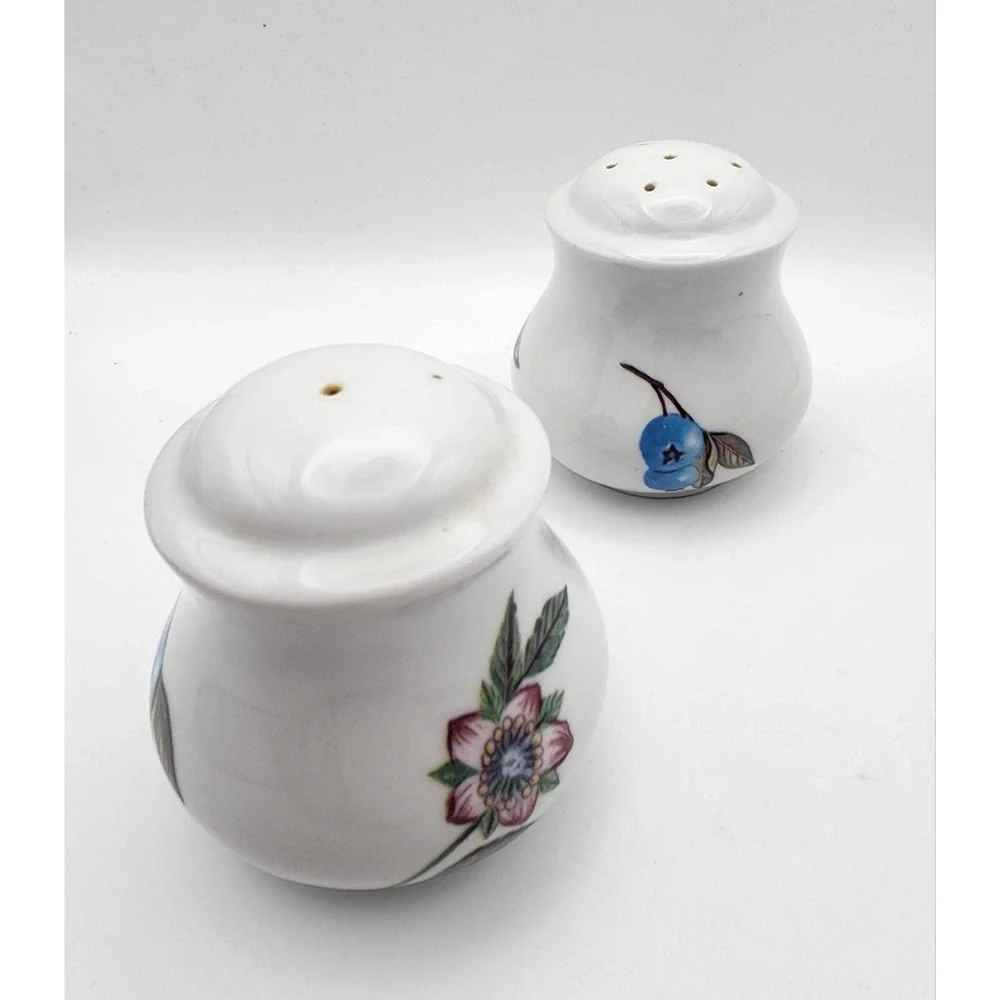 Vintage Ceramic Salt And‎ Pepper Shakers Hand Painted Blueberries Blooms China